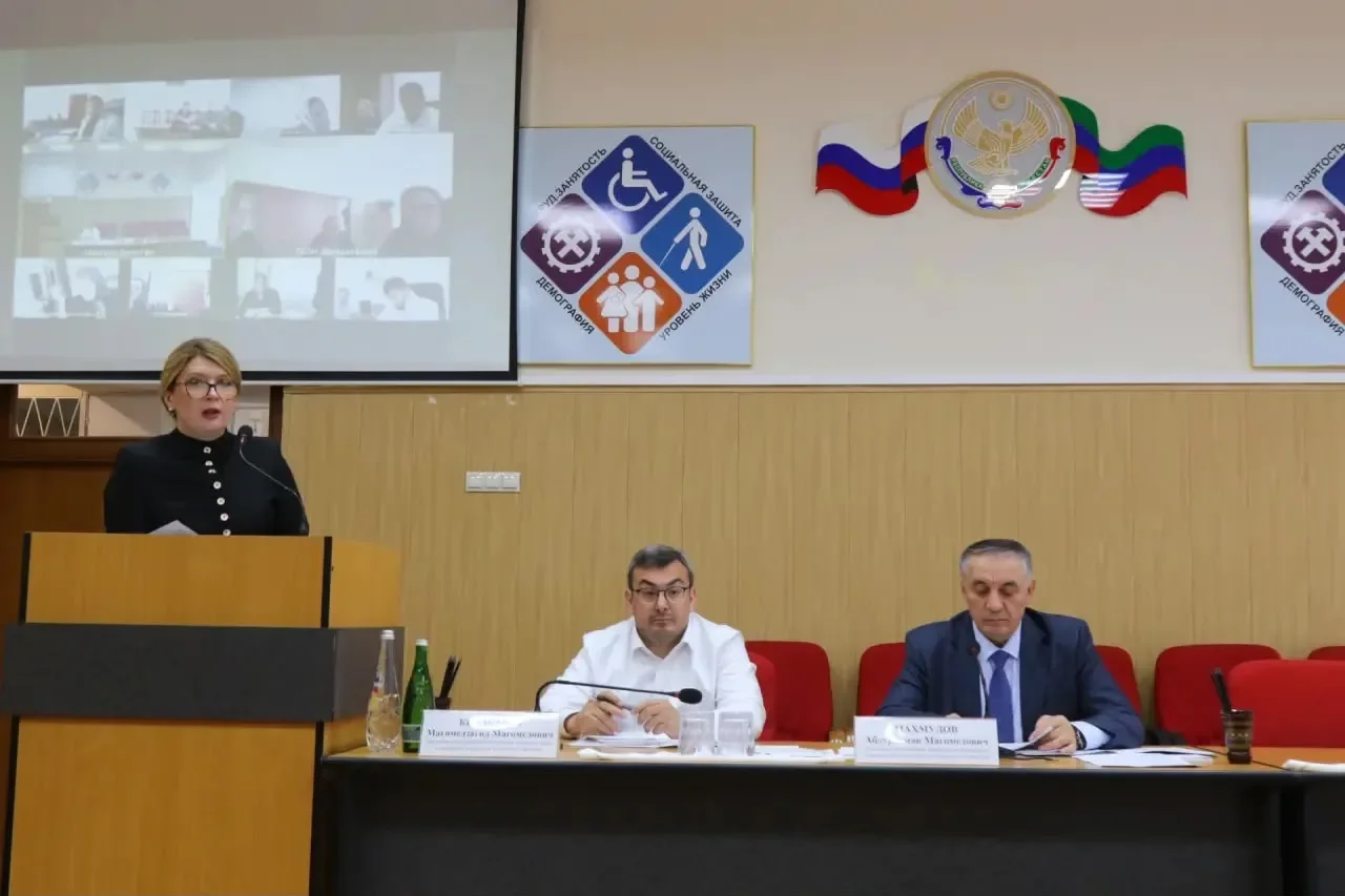 Абдурахман Махмудов провёл расширенное совещание в Минтруда республики