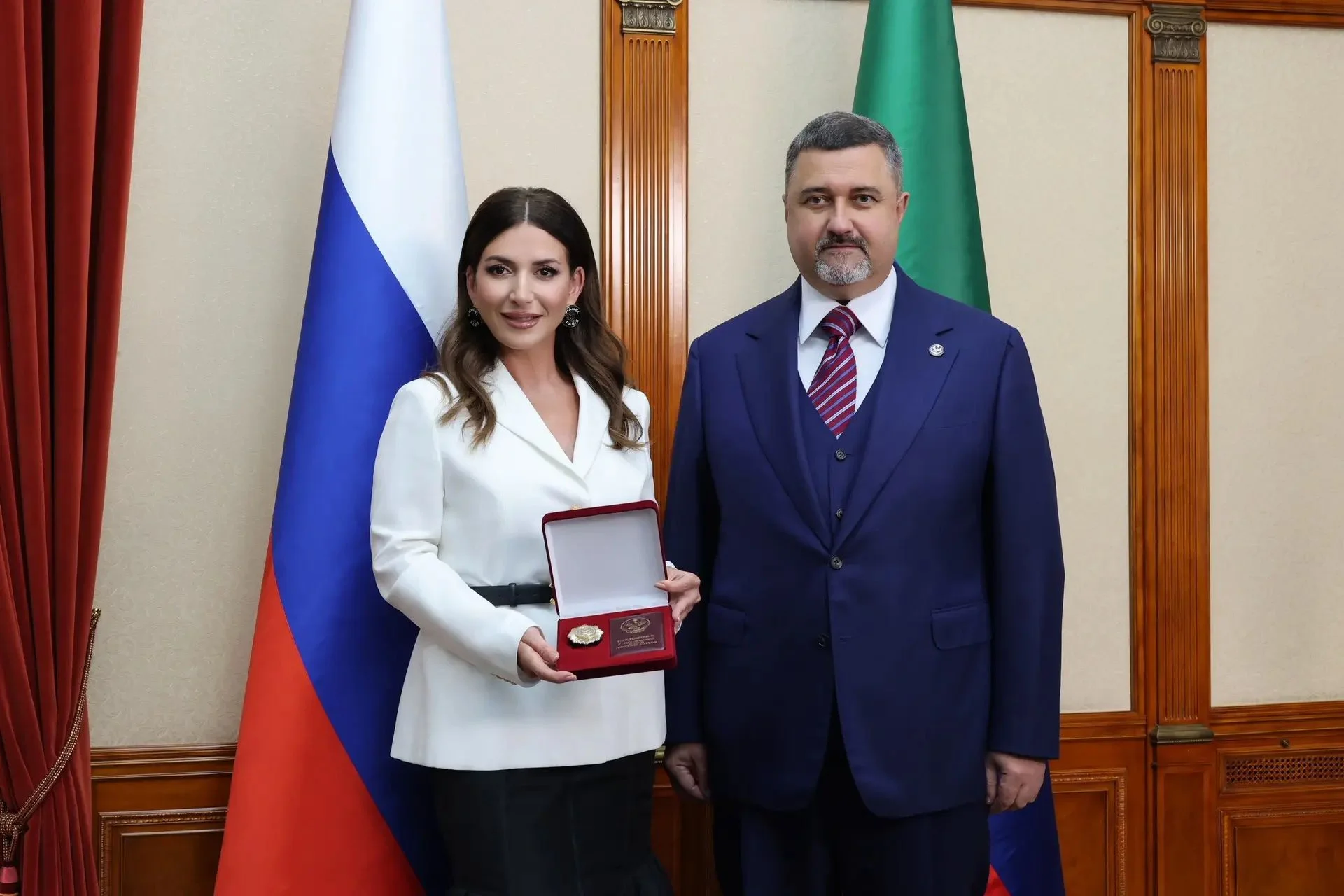Певица Жасмин удостоена почётного знака РД "За милосердие и благодеяние"