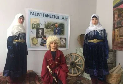 Пушкиналас Гамзатовахъди  Российиъ адихьасе гьер миллатарин идже китабар