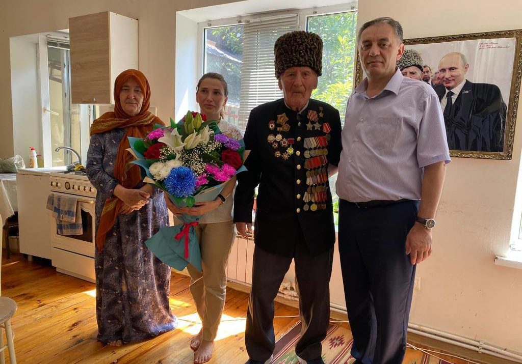 Вице-премьер Дагестана Абдурахман Махмудов вручил Ибрагим-Паше Садыкову памятную медаль к 80-летию Победы в Курской битве