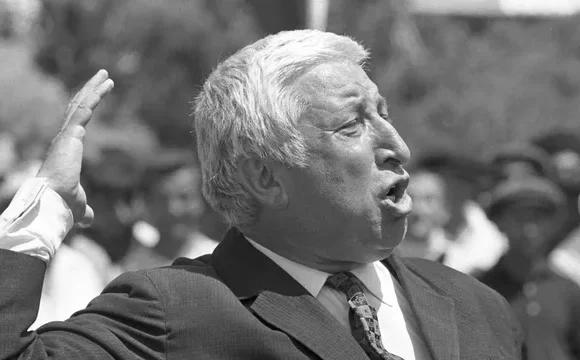 "Хочу, чтобы меня читали". Вековой юбилей поэта Расула Гамзатова