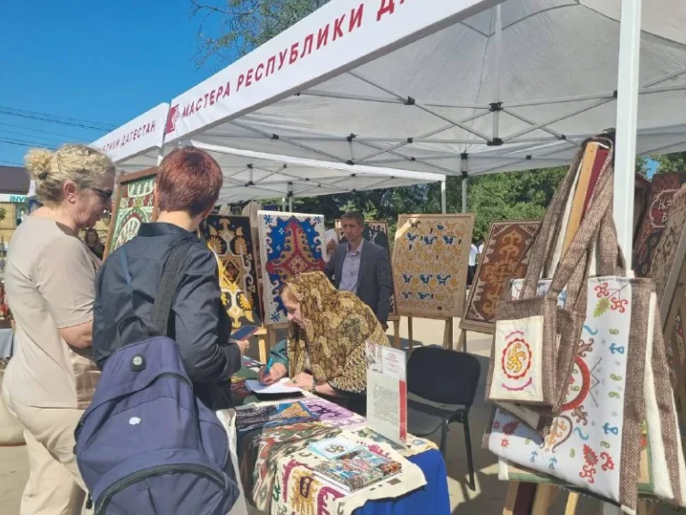 Этноцентр «Кайтаги» представил в Дербенте кайтагскую вышивку. На фото директор центра Зубайдат Гасанова подписывает свои книги