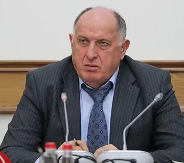 Абдулмуслим Абдулмуслимов проводит совещание по  вопросам  финансового обеспечения Республиканская клинической больницы