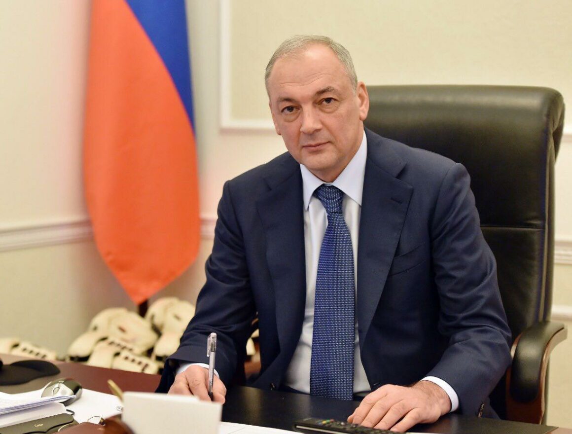 От имени Президента России В.В.Путина участников форума поздравил зам.руководителя администрации Президента РФ Магомедсалам Магомедов