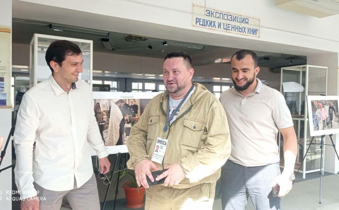 Среди посетителей выставки не только журналисты, но и родные участников СВО