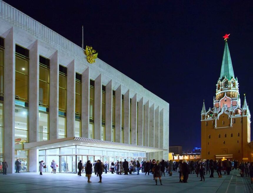 В Москве, в Государственном Кремлёвском Дворце, сегодня состоится музыкально-театрализованное представление в честь 100-летия Расула Гамзатова