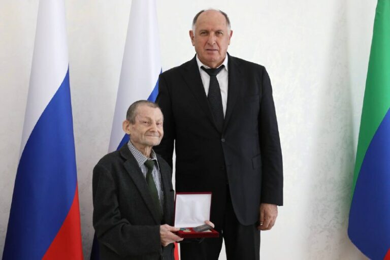 85-летнего ученого-экономиста наградили медалью «За вклад в социально-экономическое развитие РД»