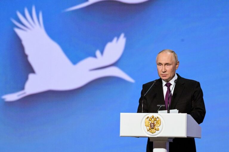 Владимир Путин на праздничном концерте к 100-летию Расула Гамзатова