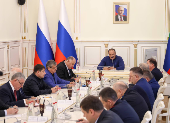 Сергей Меликов провел оперштаб в связи с нарушением порядка в махачкалинском аэропорту