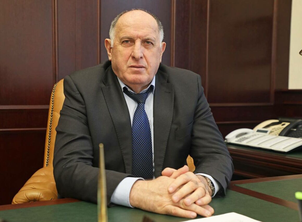 Абдулмуслим Абдулмуслимов поздравил работников и ветеранов дорожной отрасли республики с профессиональным праздником