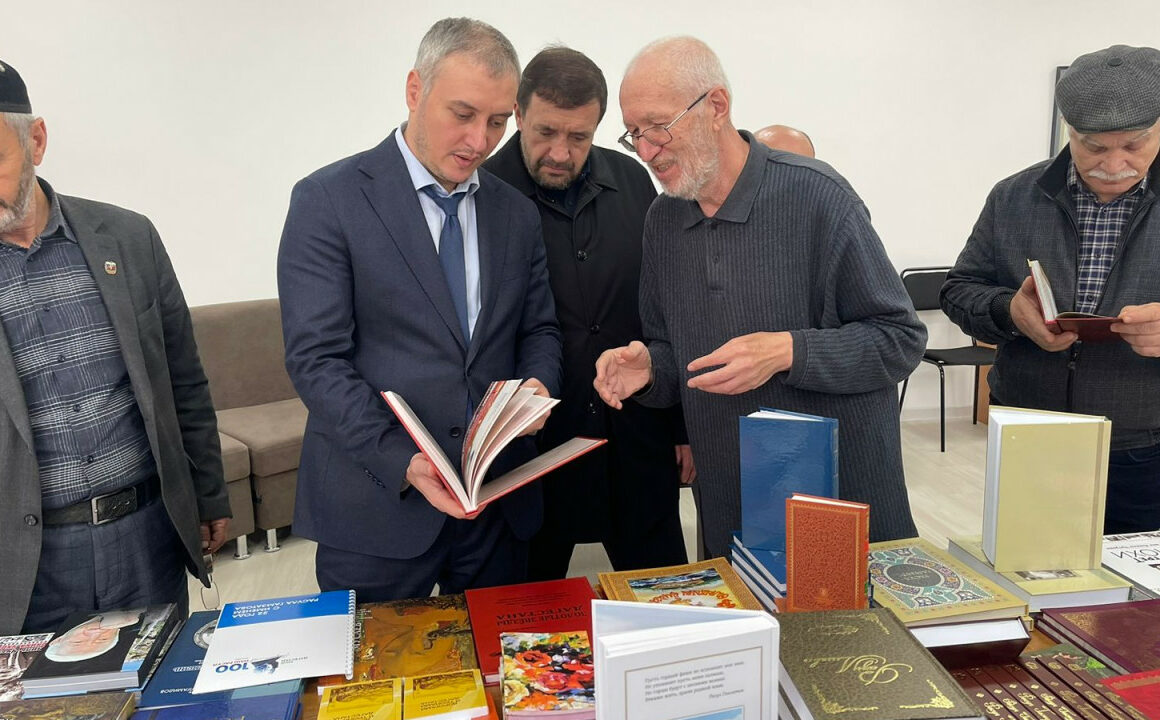 Агентство информации и печати Дагестана пополнило фонд хасавюртовской библиотеки книгами на родных языка