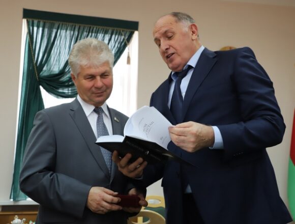 Абдулмуслим Абдулмуслимов встретился с Уполномоченным по делам религий и национальностей Беларуси Александром Румаком