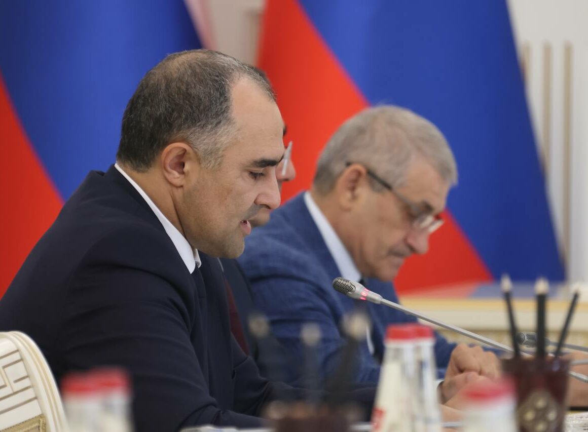 Сергей Меликов проводит заседание Организационного комитета по подготовке и проведению международного Каспийского цифрового форума