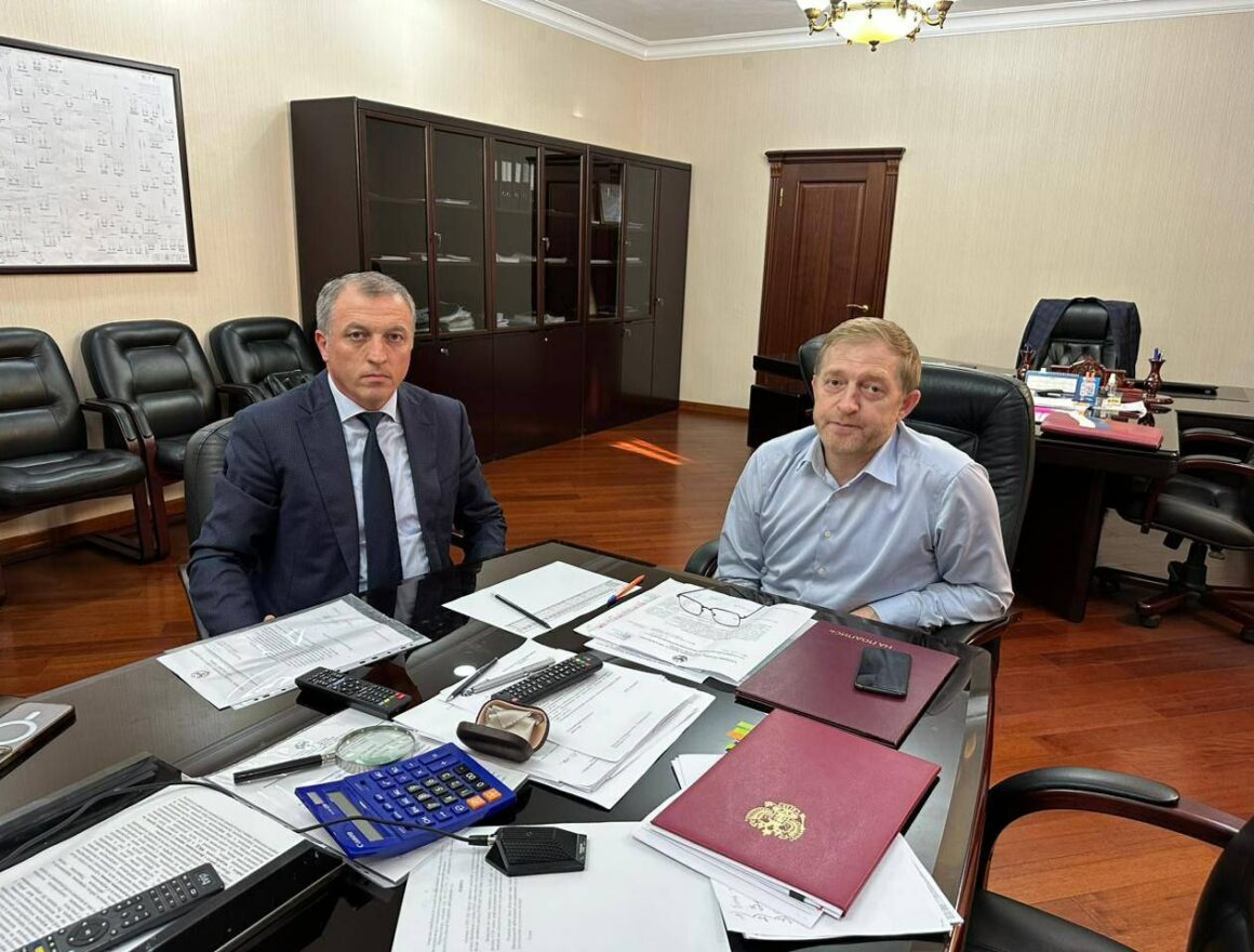Закир Каидов гьучархьуне Дагэнергойин директордихъай Магомедхабиб Мухумаевахъай