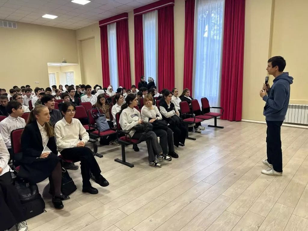 Школьников Махачкалы продолжают обучать основам предпринимательской деятельности
