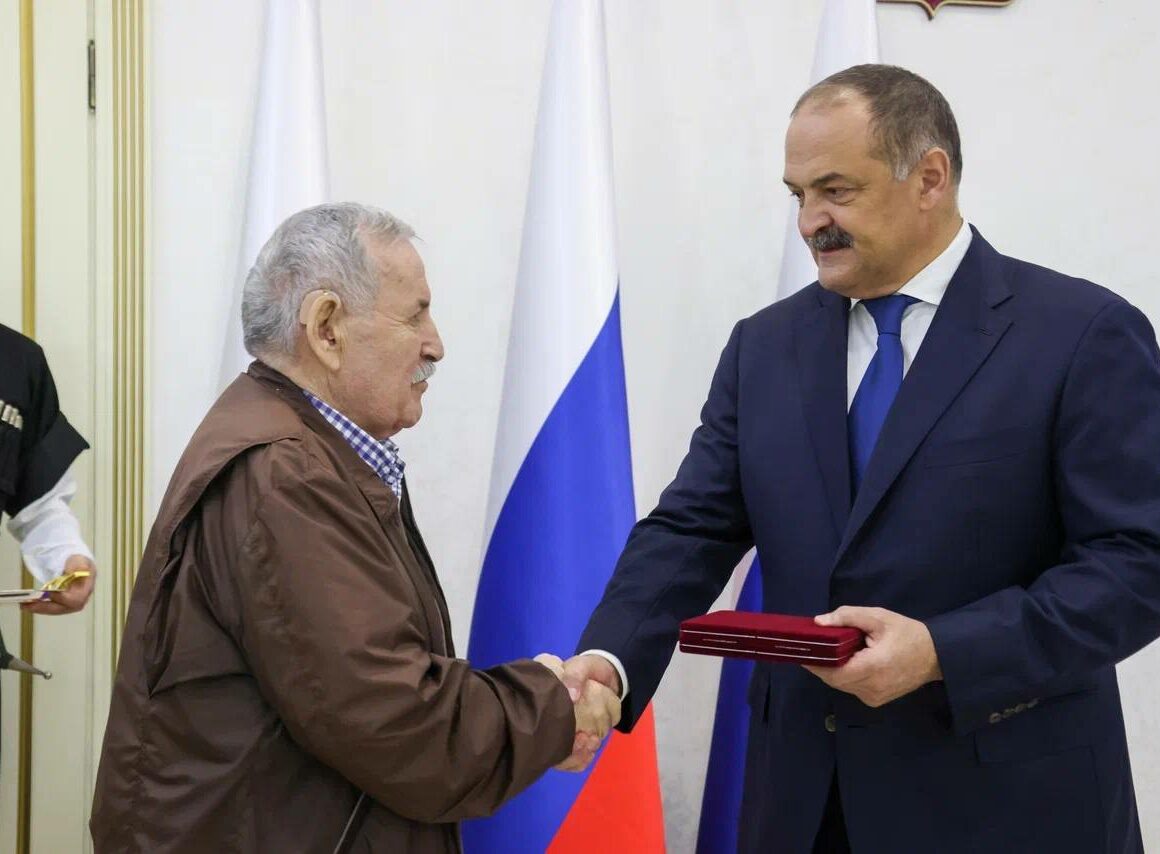 Режиссер кумыкского театра Ислам Казиев награжден Медалью Расула Гамзатова
