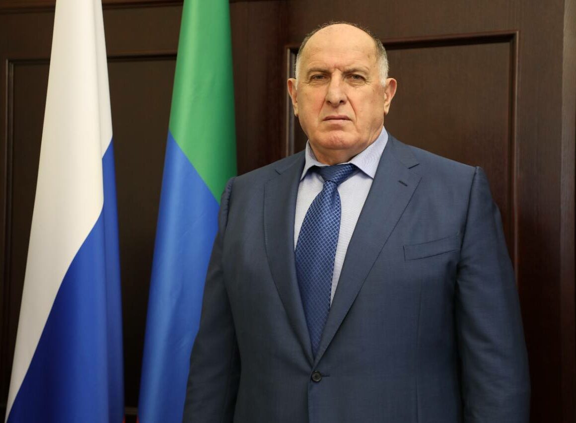 Абдулмуслим Абдулмуслимов поздравил работников налоговых органов с профессиональным праздником