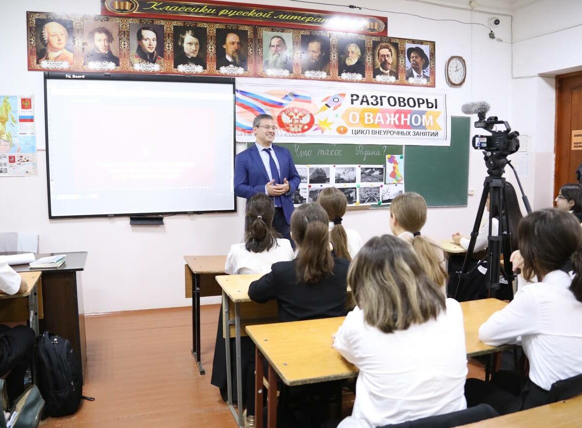 Манвел Мажонц в рамках проекта «Разговоры о важном» провел открытый урок со школьниками