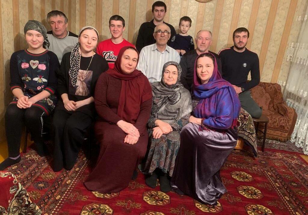 Семье Магомедовых из села Гергебиль вручили свидетельство об участии во Всероссийском конкурсе «Семья года -2023»
