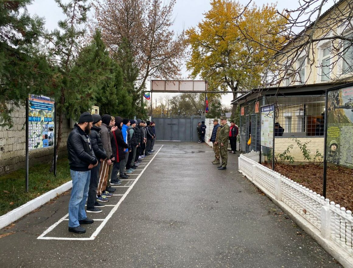 В Кизляре состоялась отправка призывников на срочную службу в Вооруженные силы России