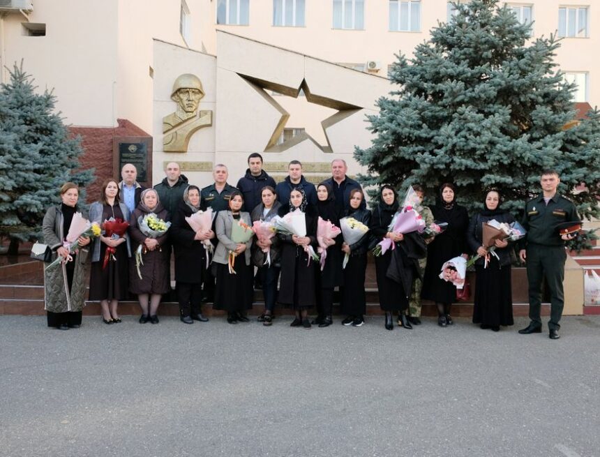 Депутаты Госдумы Абдулхаким Гаджиев и Артем Бичаев поздравили матерей и вдов погибших росгвардейцев с Днём матери 