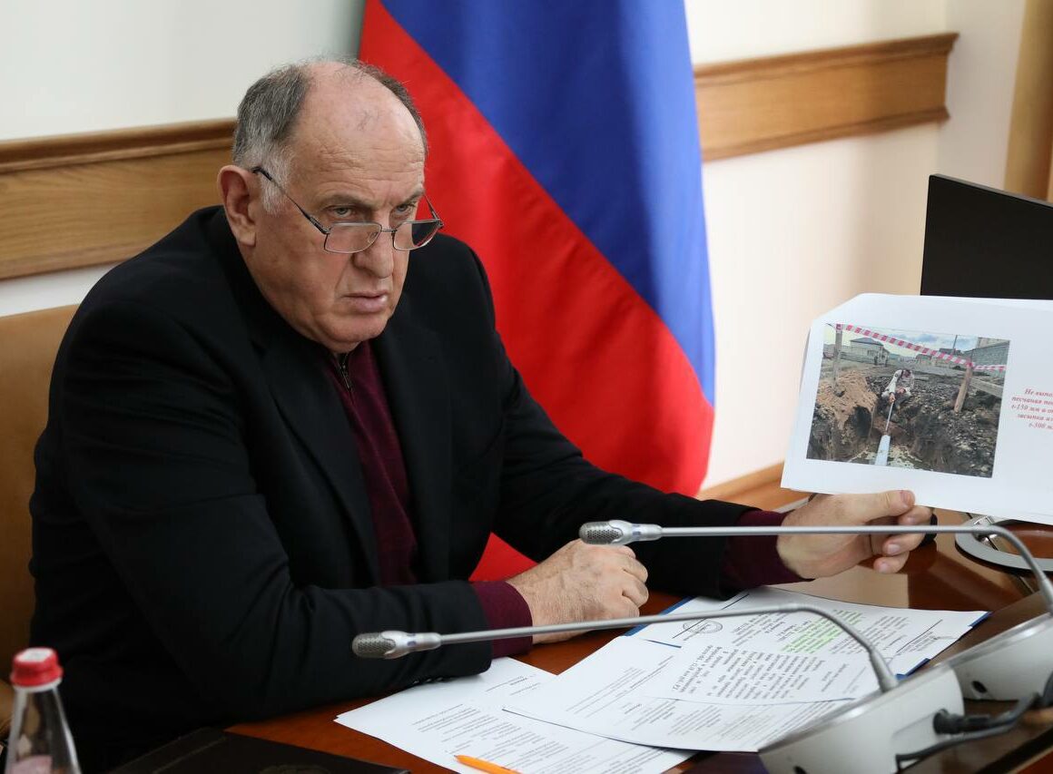 Открытый разговор: Абдулмуслим Абдулмуслимов встретился с подрядчиком, срывающим сроки строительства системы водоотведения в ДагОгнях