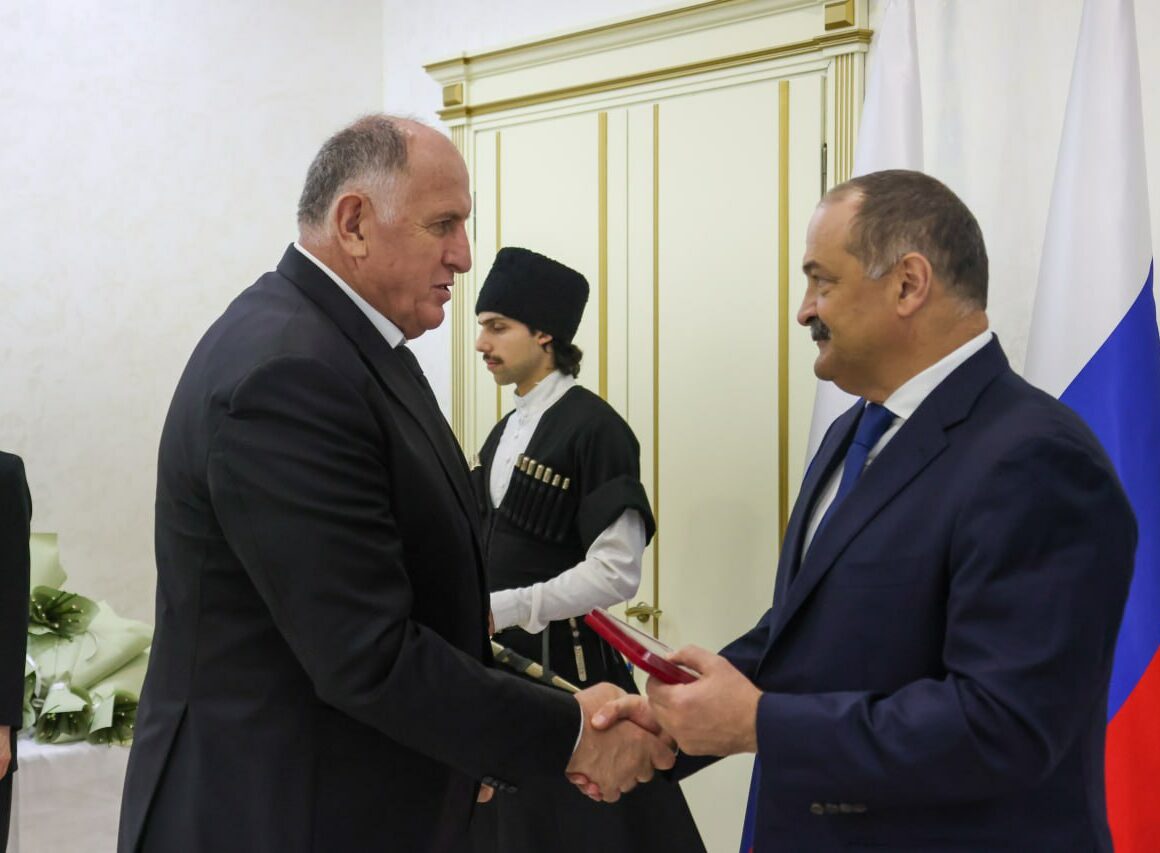 Сергей Меликов вручил Абдулмуслиму Абдулмуслимову Орден дружбы
