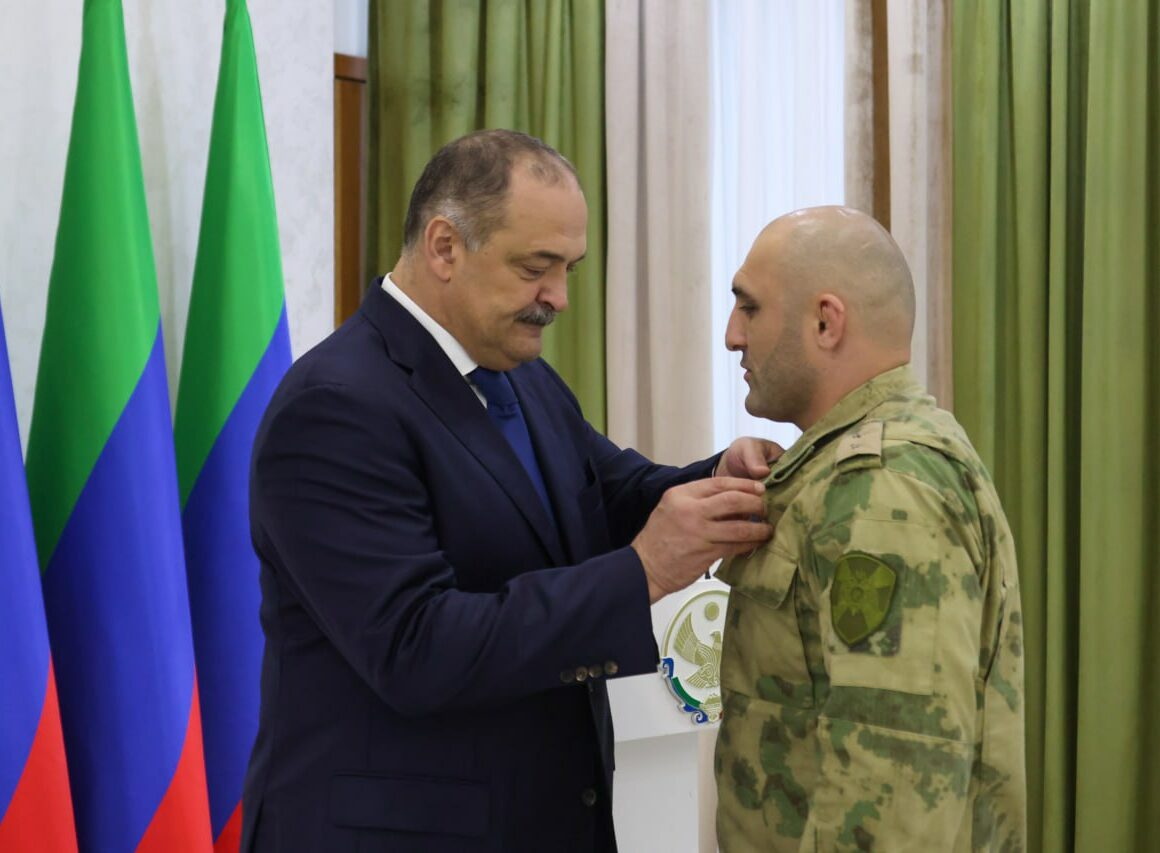 Глава Дагестана вручил госнаграды военнослужащим