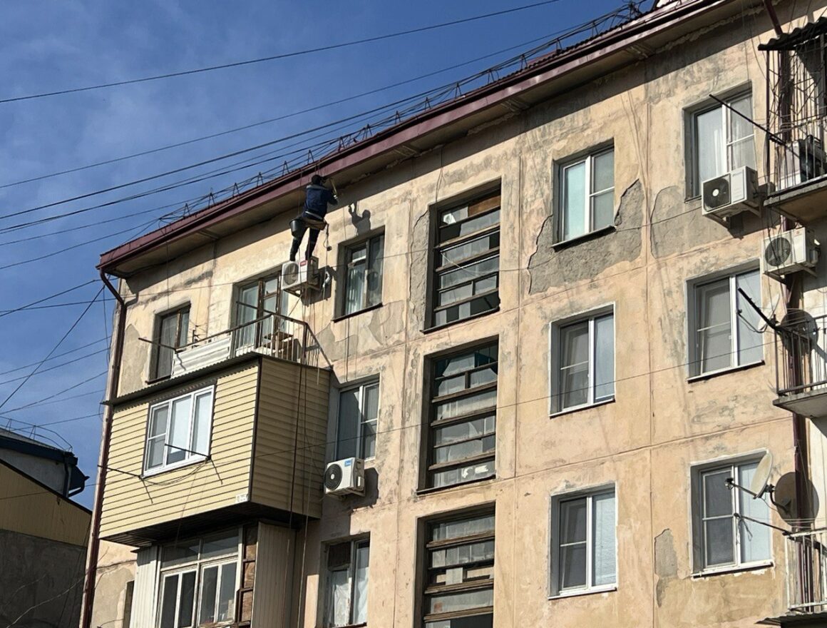 Дом, в котором ранее произошел взрыв газовоздушной смеси, ремонтируют в Махачкале
