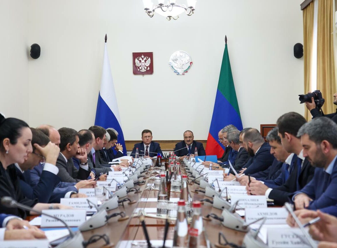 Под руководством Александра Новака начала работу стратегическая сессия по развитию побережья Каспийского моря в Дагестане