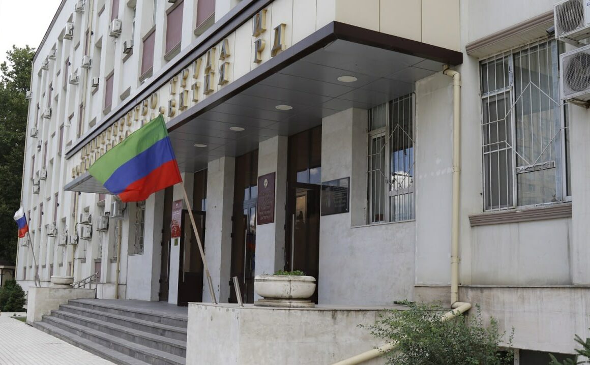 Соцработники Минтруда Дагестана встретились с жительницей Кизилюрта, чья просьба прозвучала в прямом эфире главы Дагестана