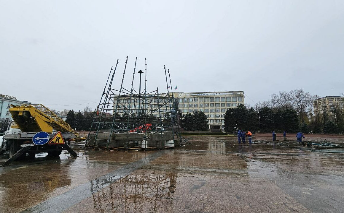 В Махачкале продолжается установка главной новогодней ёлки