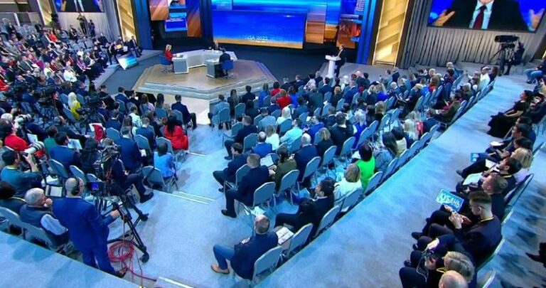 В эти минуты проходит прямая линия с Владимиром Путиным