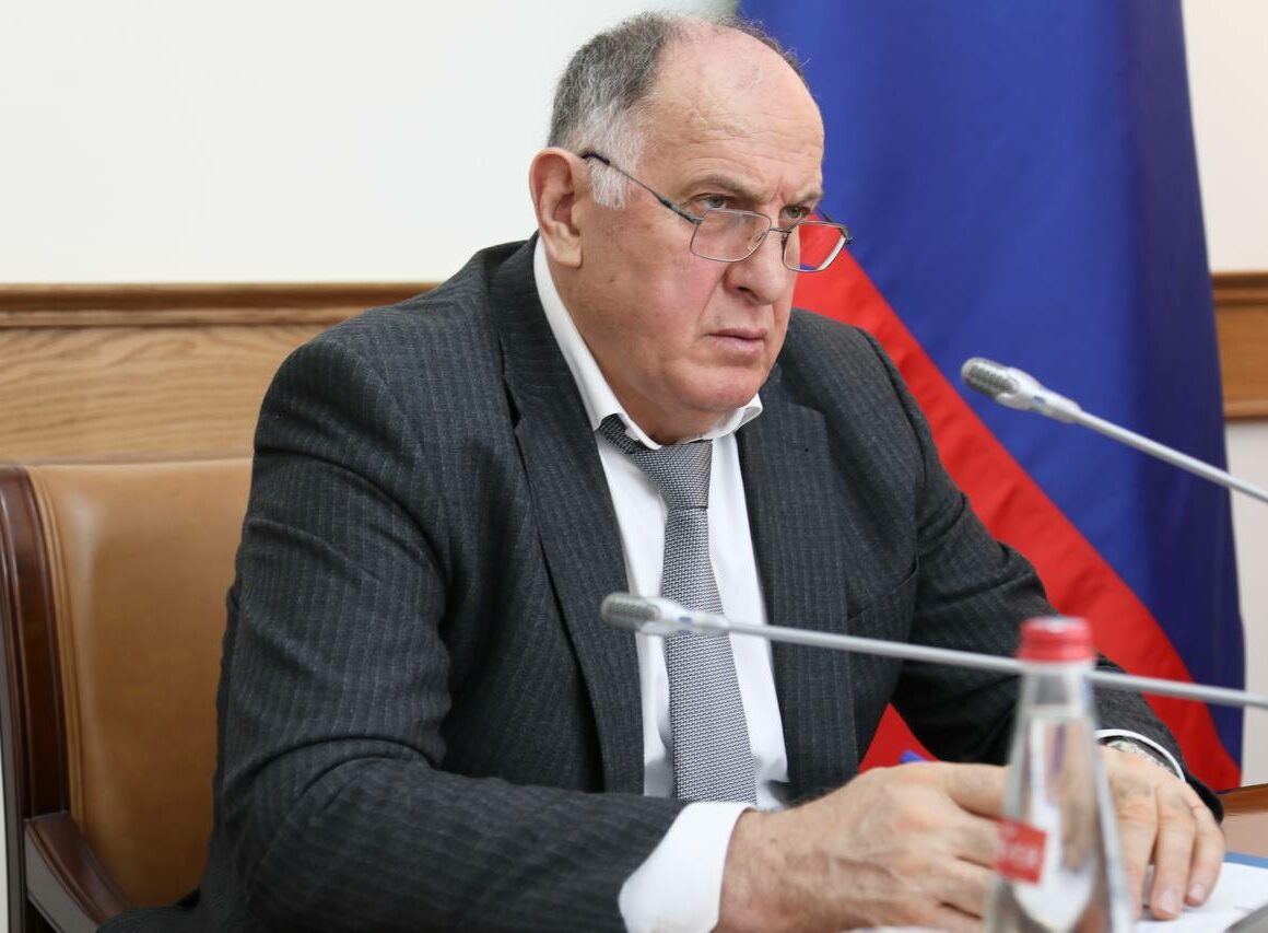 Абдулмуслим Абдулмуслимов призвал чиновников оперативнее реагировать на обращения граждан