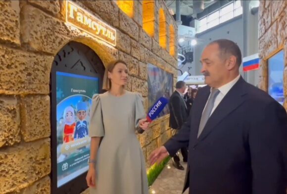 Сергей Меликов провёл экскурсию по стенду Дагестана для телеканала «Россия 24»
