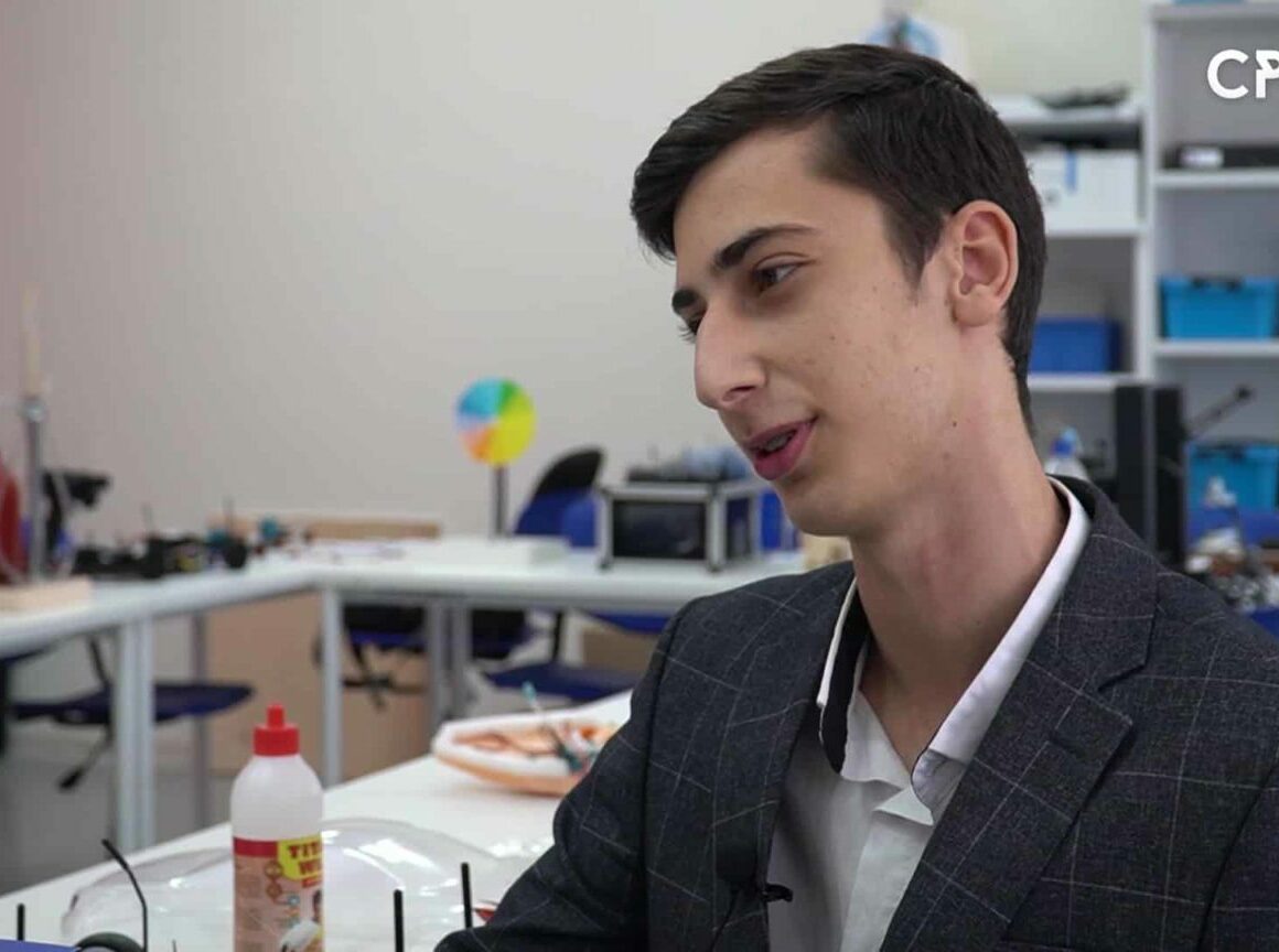 УЧЕНИК КАСПИЙСКОГО ЛИЦЕЯ № 13 СТАЛ ПОБЕДИТЕЛЕМ РЕГИОНАЛЬНОГО ЭТАПА «ШАГ В БУДУЩЕЕ»