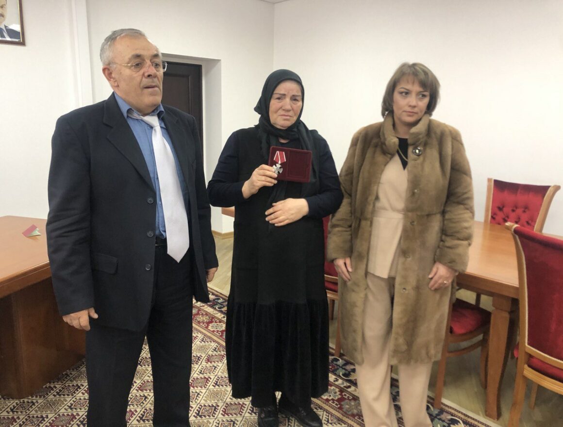 В Рутульском районе семье героически погибшего в ходе СВО Арсена Магомедова передали орден Мужества
