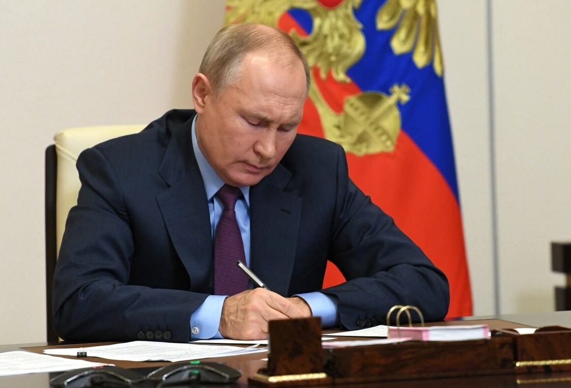Владимир Путин поручил присваивать статус ветерана боевых действий участникам СВО