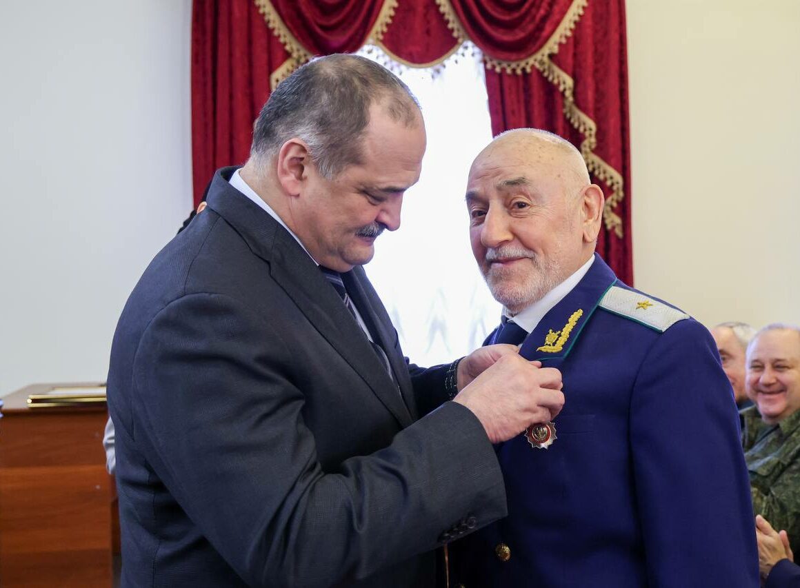 Сергей Меликов вручил государственные награды отличившимся сотрудникам и ветеранам прокуратуры