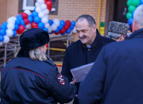 В Дагестане сотрудникам МВД вручили ключи от новых квартир