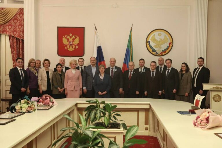 Сергей Меликов вручил госнаграды РД парламентариям, активное участвовавшим в организации и проведении форума «Историко-культурное наследие России»