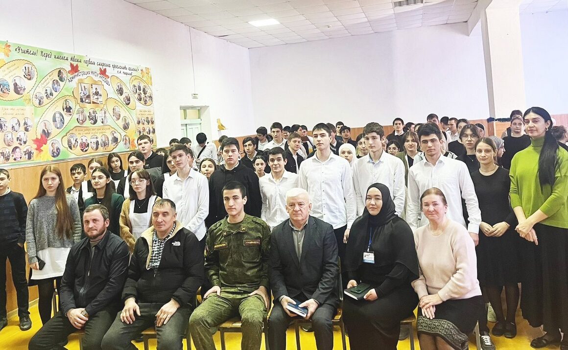 Школьники в Тарумовском районе встретились с участником СВО Камилем Гусейновым