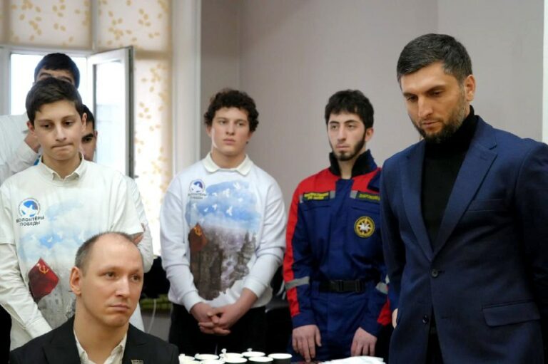 Руководитель Штаба общественной поддержки РД, депутат НС РД Магомед Магомедов посетил мероприятие, приуроченное ко Дню защитника Отечества