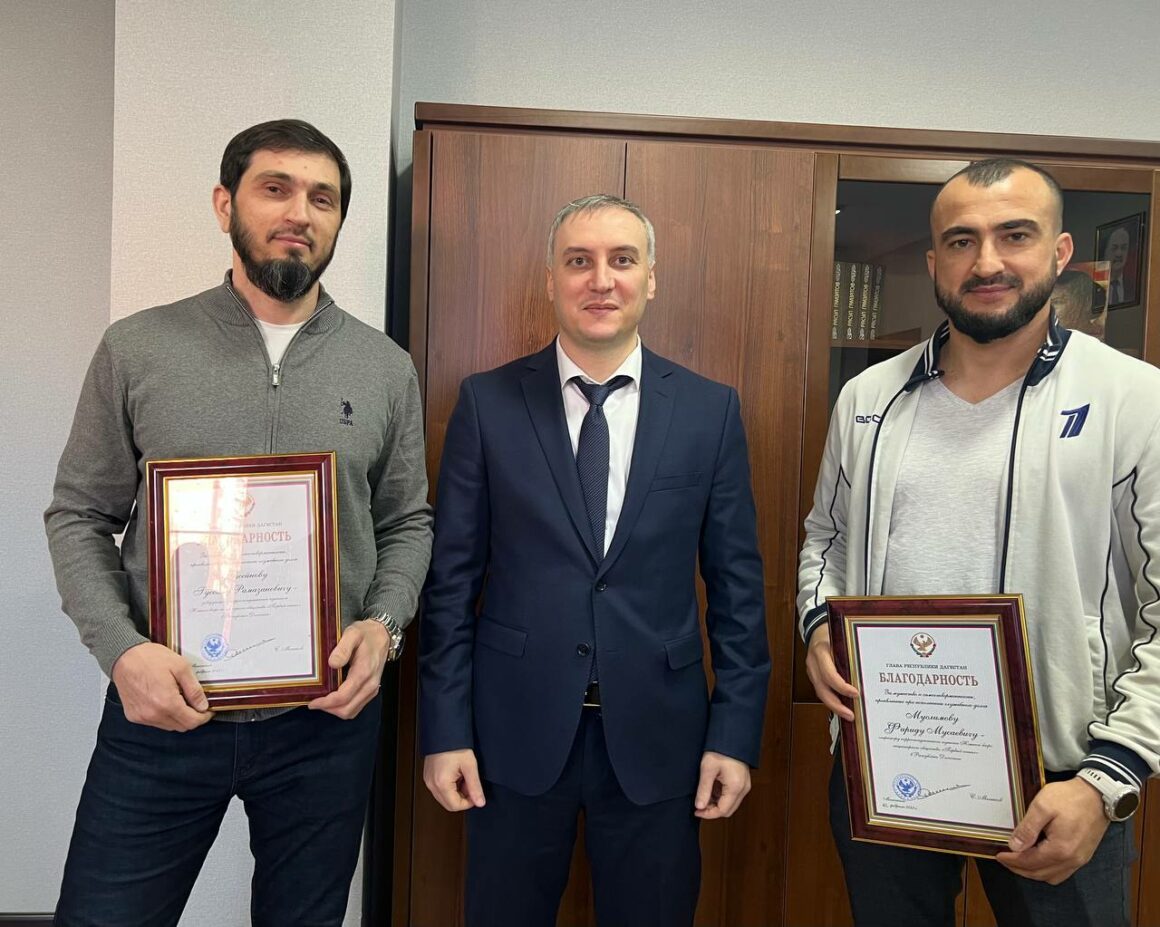 Руководитель Дагинформа наградил журналистов «Первого канала»
