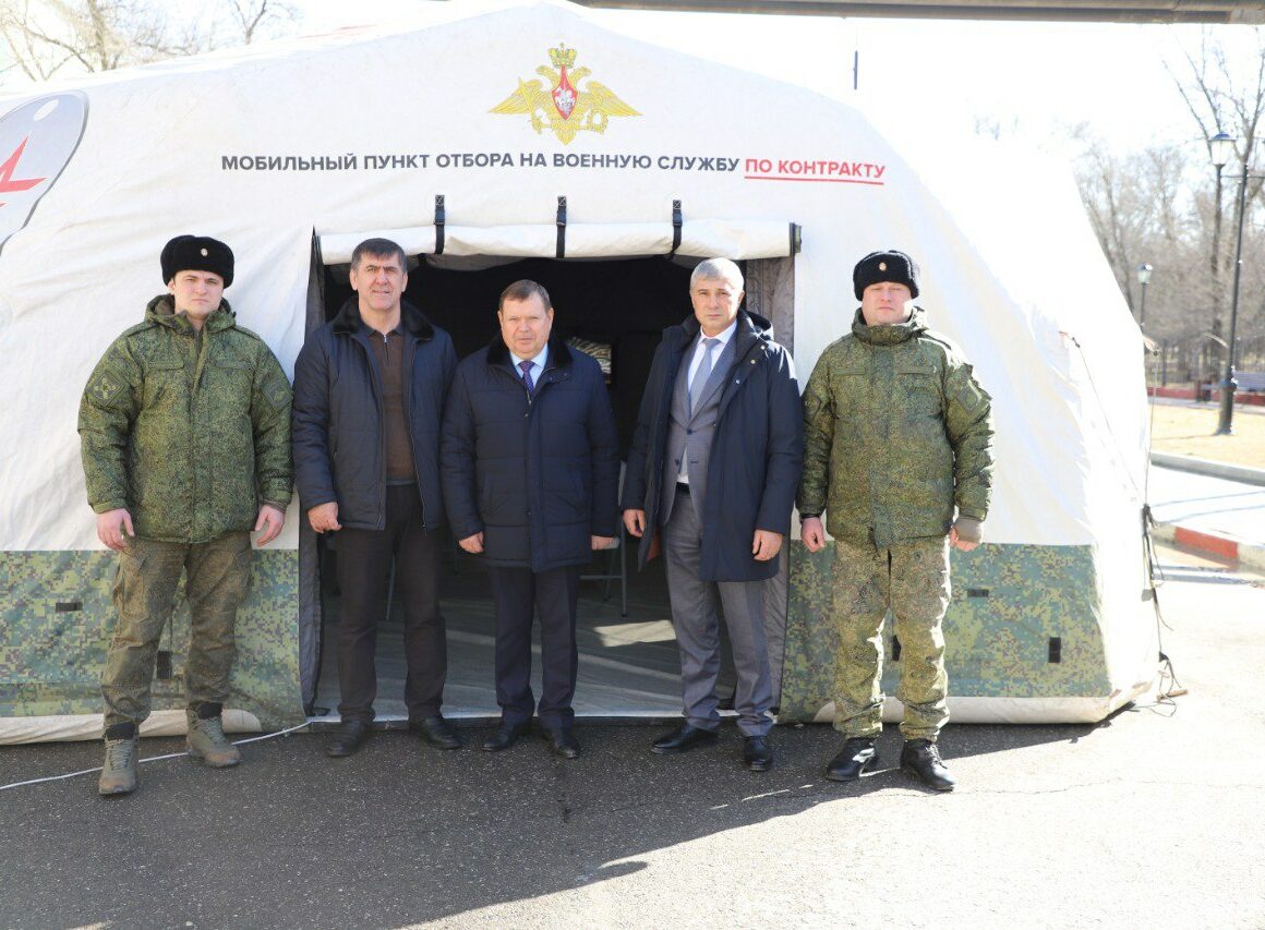 Глава Кизлярского района Аким Микиров посетил мобильный пункт отбора на военную службу