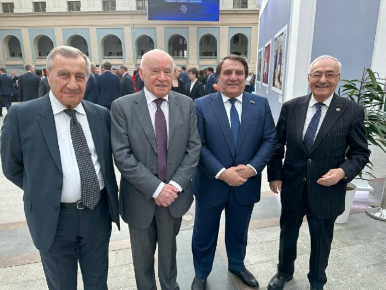 В эти минуты председатель Общественной палаты Республики Дагестан Азизбек Черкесов и член ОП РД при ОП РФ Айгун Магомедов находятся в Гостином Дворе города Москвы