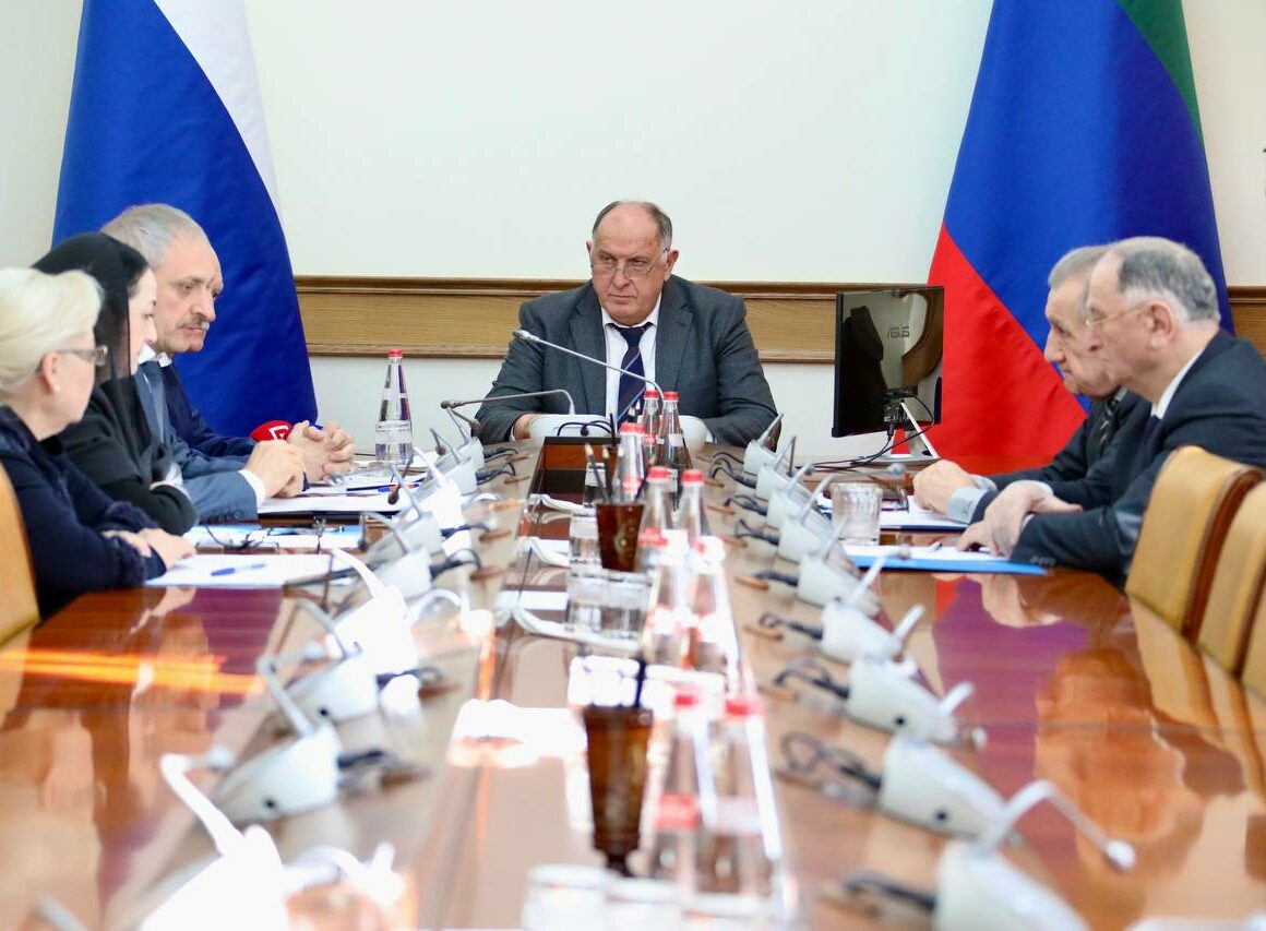 Абдулмуслим Абдулмуслимов поручил провести анализ составов Общественных советов, созданных при органах власти