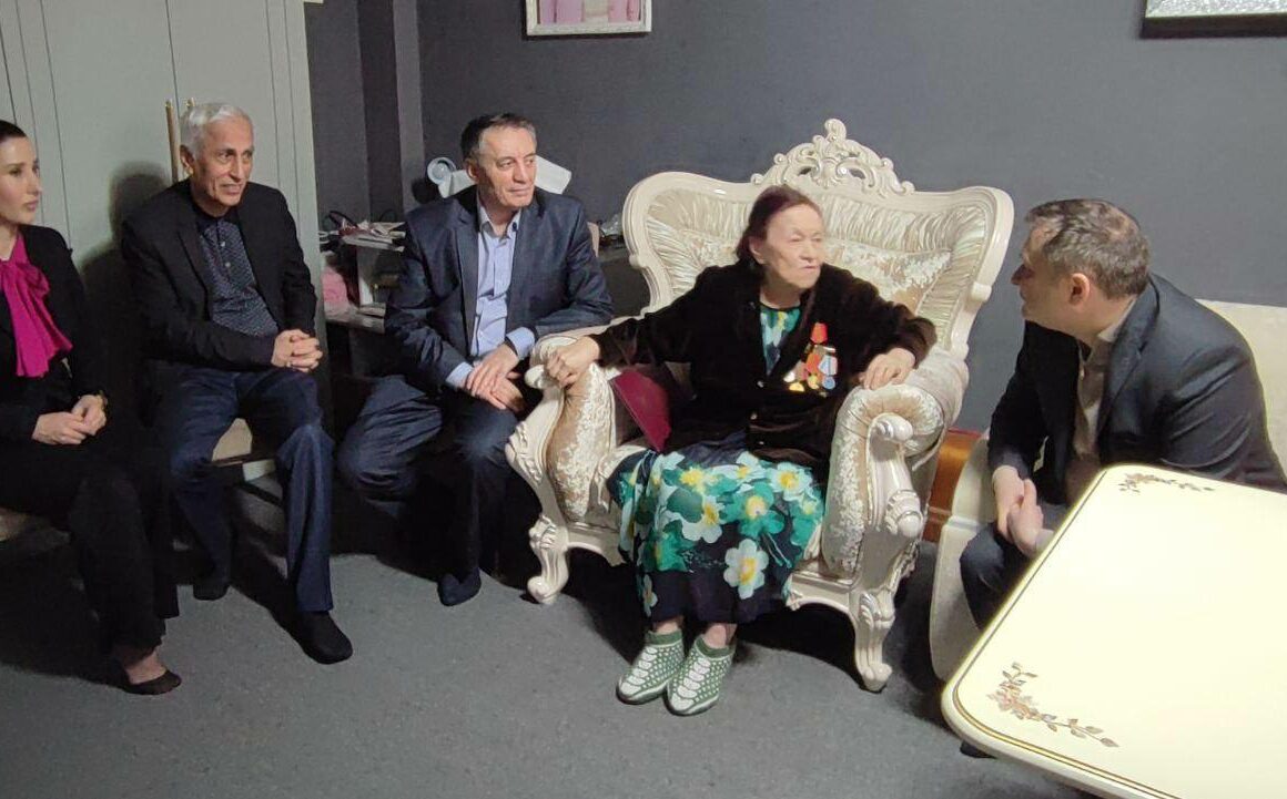 Ветерана, которая получила в прошлом году ключи от новой квартиры из рук Сергея Меликова, поздравили с Днём защитника Отечества и Днём рождения.