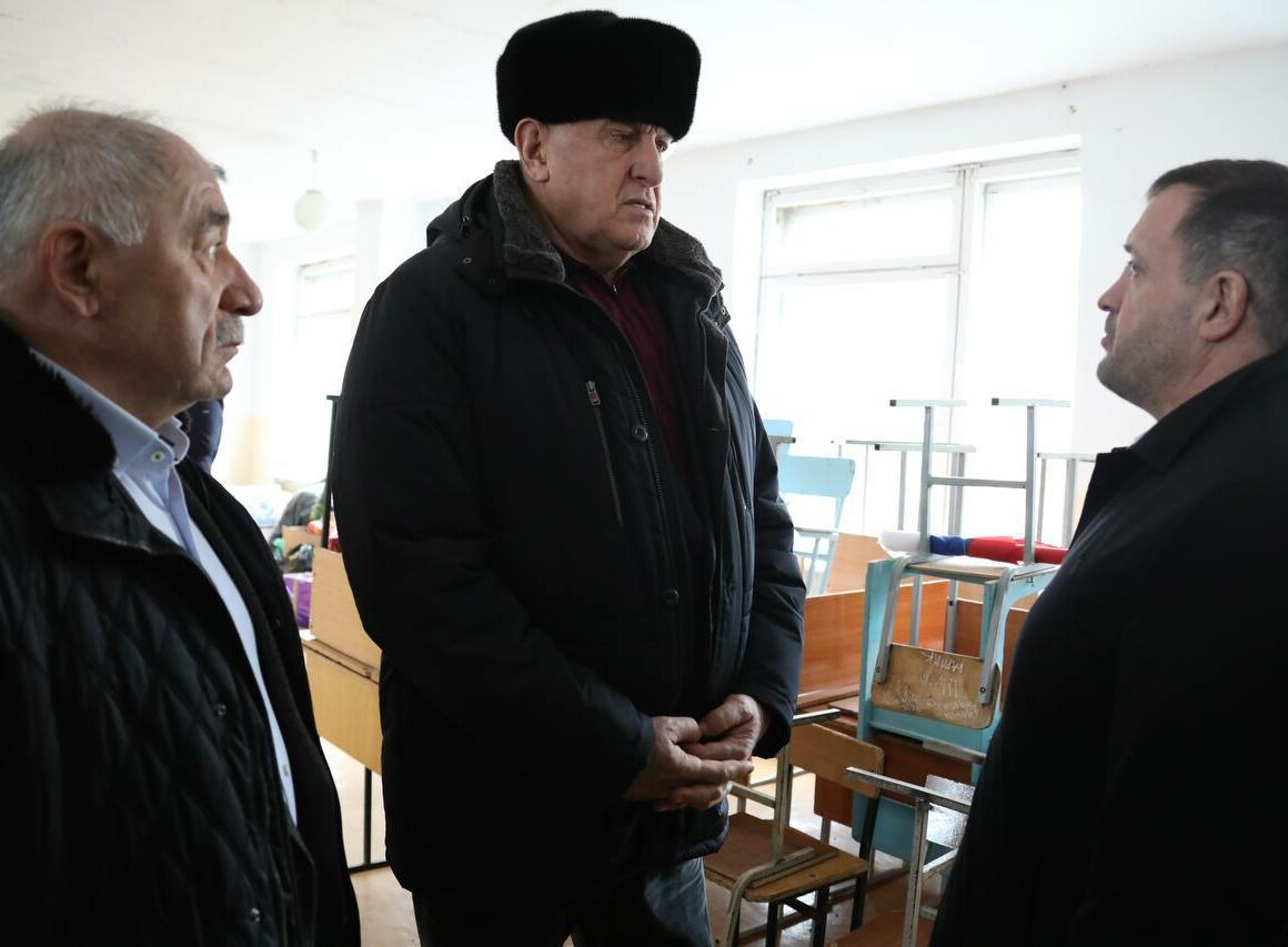 Председатель Правительства осмотрел аварийный корпус школы в Хасавюрте