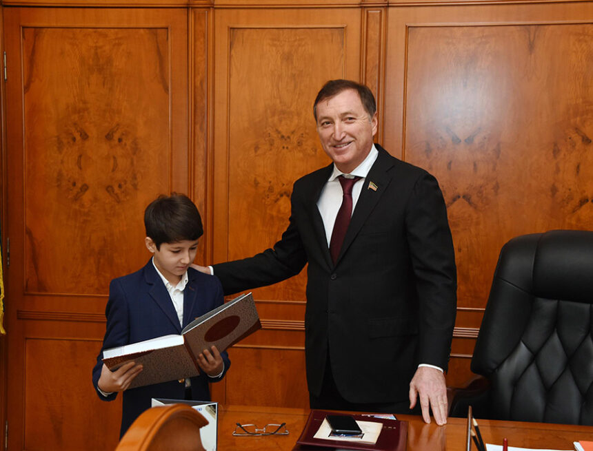 Юный Мухаммадкамиль Омаров по приглашению Заура Аскендерова попробовал себя в роли депутата